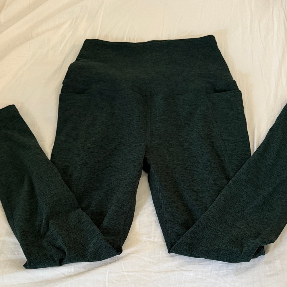 Beyond Yoga Dark green space dye leggings with pockets